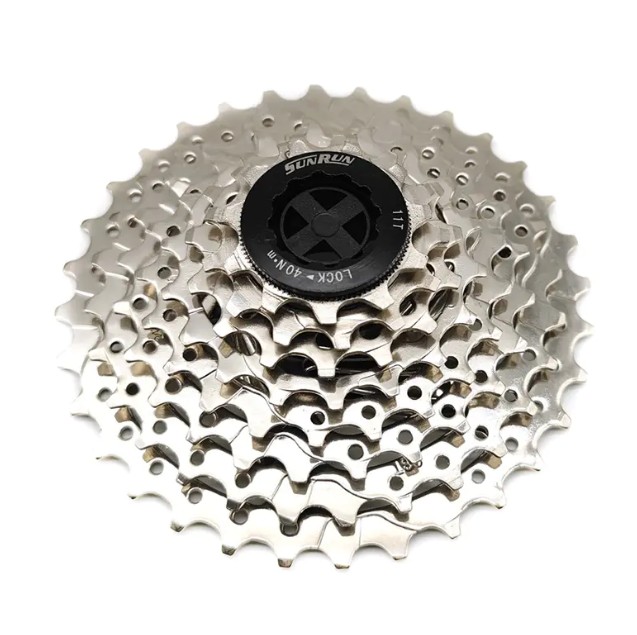 What are the advantages of steel and alloy hybrid materials for mountain bike cassette sprockets in terms of durability and weight?